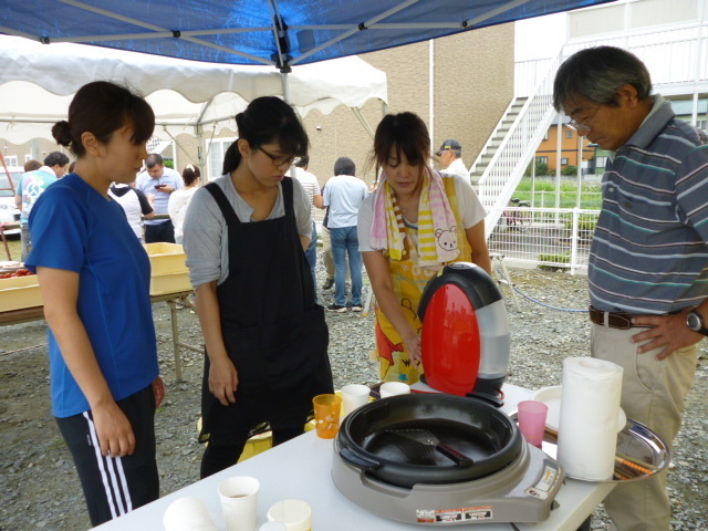 <div>
<p><span>食後のコーヒーを　バリスタ初試み！<br /><br />片付けが終わったところで、雨がふりだしました。終ってからでヨカッタよかった</span></p>
</div>